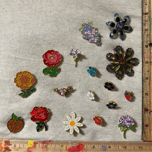 🗣️Orange and Yellow Enamel Dahlia Pin/Brooch - Picture 2 of 2